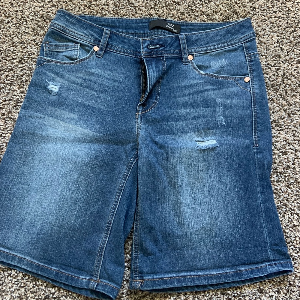 Excellent condition, size 4 shorts